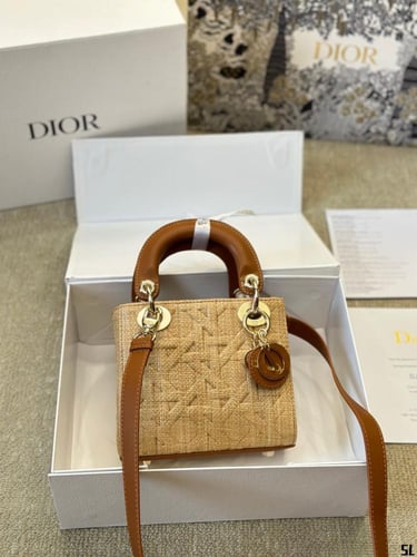 شنطة ليدي ديور Lady Dior (متوفرة بعدة احجام)