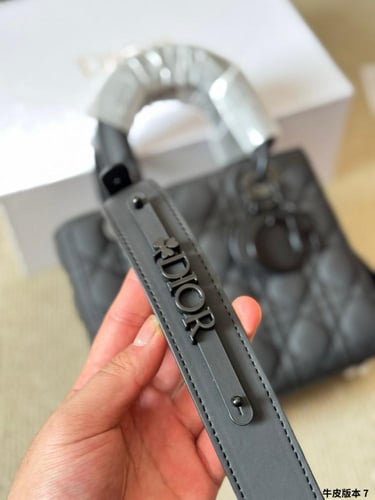 شنطة ليدي ديور Lady Dior (متوفرة بعدة احجام)