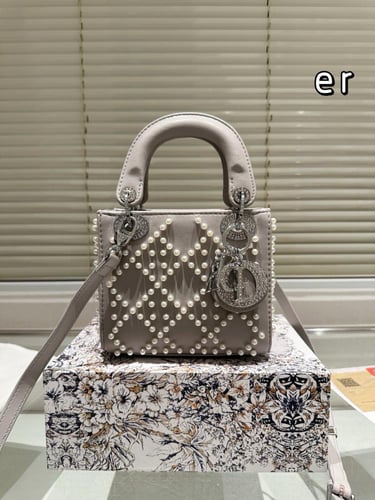 شنطة ليدي ديور 17cm Lady Dior (متوفرة بعدة الوان)