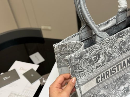 شنطة ديور Book tote (متوفرة بعدة احجام)