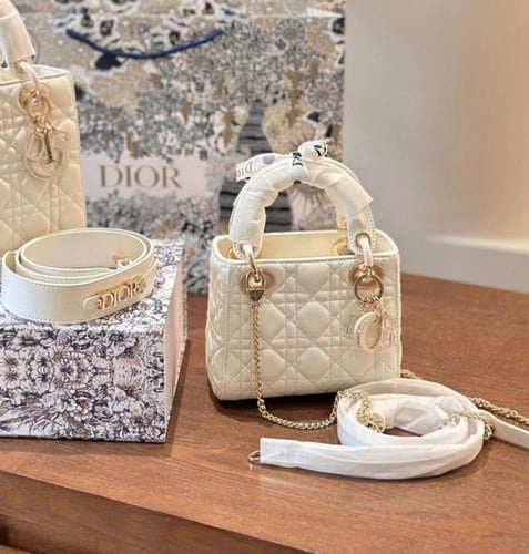 شنطة ليدي ديور Lady Dior (متوفرة بعدة احجام)
