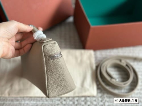 شنطة لورو بيانا ( متوفرة بعدة الوان )