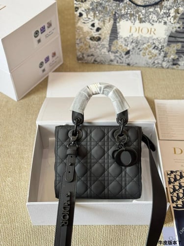 شنطة ليدي ديور Lady Dior (متوفرة بعدة احجام)