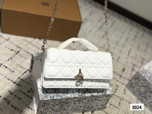 شنطة ديور (متوفرة بعد الوان)