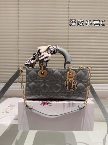 شنطة ليدي ديور 22cm Lady Dior (متوفرة بعدة الوان)