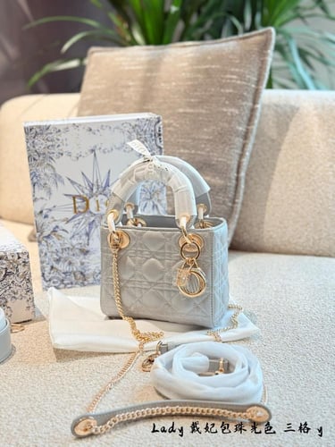 شنطة ليدي ديور Lady Dior (متوفرة بعدة احجام)