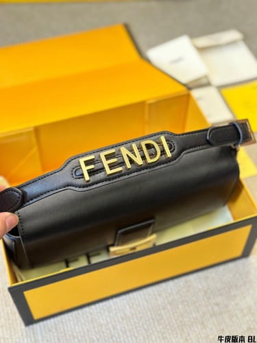 شنطة فندي ذهبي Baguette