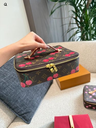 شنطة لويس فيتون (متوفرة بلونين)