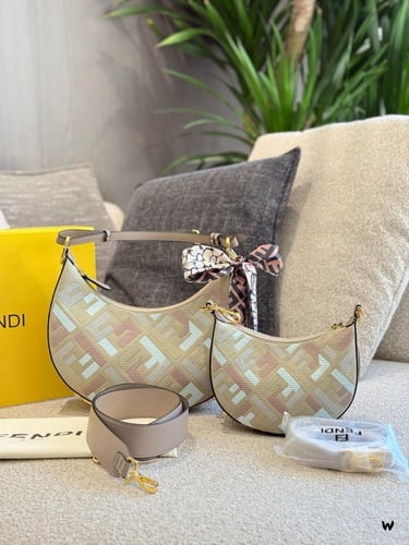 شنطة فندي (متوفرة بعدة احجام )