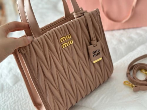 شنطة ميو ميو Matelasse ( متوفرة بعدة الوان )