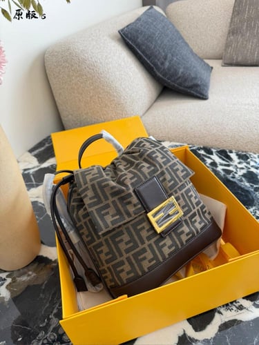 شنطة ظهر فندي