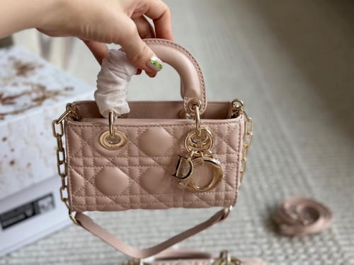 شنطة ليدي ديور Lady Dior (متوفرة بعدة احجام)