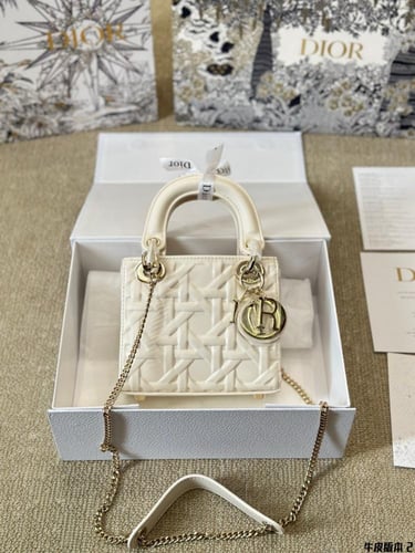 شنطة ليدي ديور Lady Dior (متوفرة بعدة احجام)