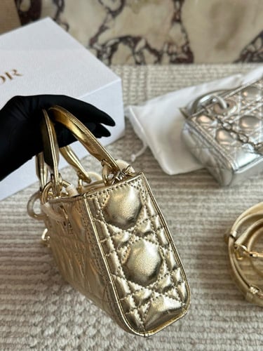 شنطة ليدي ديور Lady Dior (متوفرة بلونين)