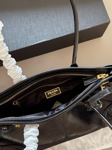 شنطة برادا سوفت لوكس Softlux ( متوفرة بعدة الوان )