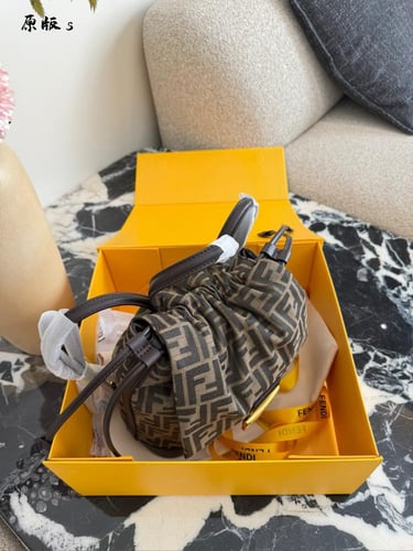 شنطة ظهر فندي