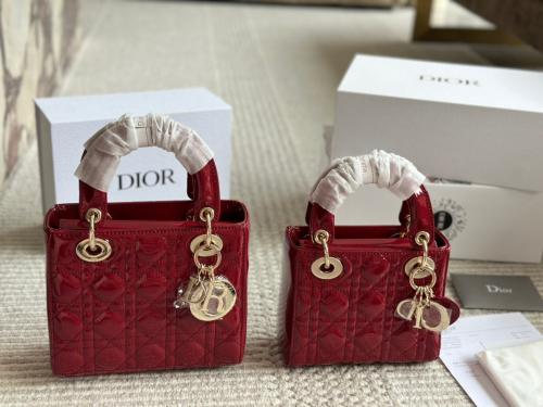 شنطة ليدي ديور لمعه ( باحجام متعدده )