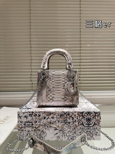 شنطة ليدي ديور Lady Dior (متوفرة بعدة احجام)