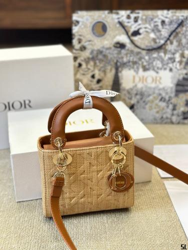 شنطة ليدي ديور Lady Dior (متوفرة بعدة احجام)