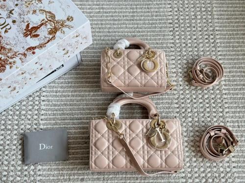 شنطة ليدي ديور Lady Dior (متوفرة بعدة احجام)