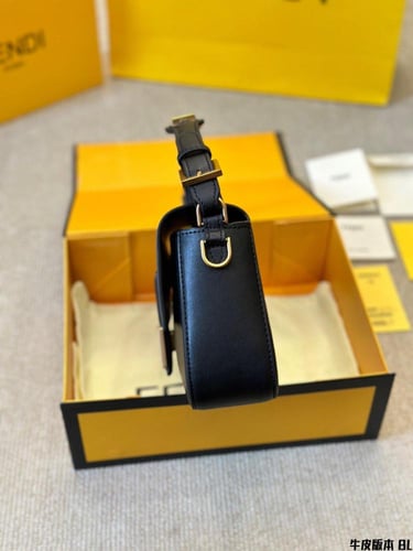 شنطة فندي بني Baguette