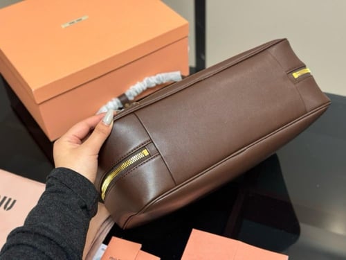 شنطة ميو ميو Beau كانفا 34cm