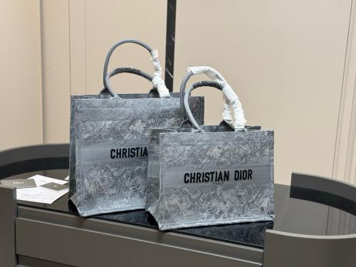 شنطة ديور Book tote (متوفرة بحجمين)