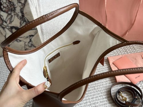 شنطة ميو ميو miu miu tote