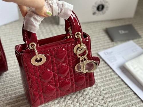 شنطة ليدي ديور لمعه ( باحجام متعدده )