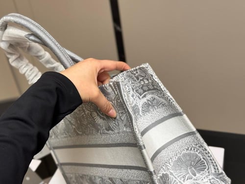 شنطة ديور Book tote (متوفرة بعدة احجام)