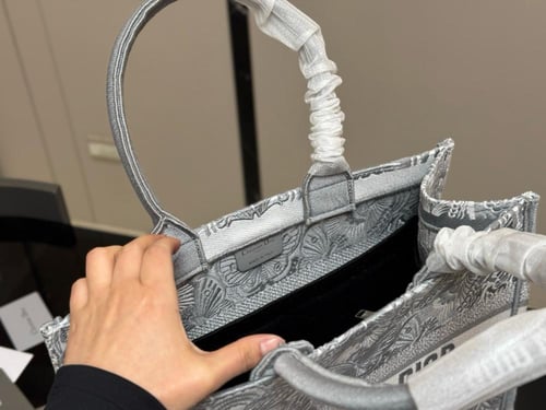 شنطة ديور Book tote (متوفرة بعدة احجام)