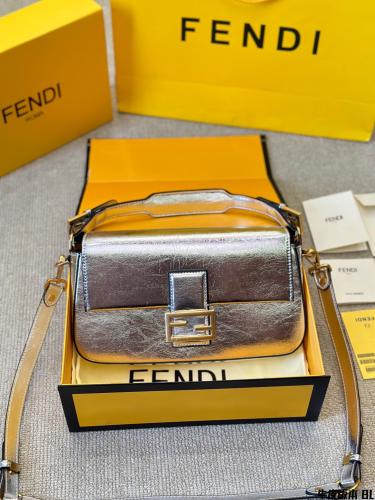 شنطة فندي فضي Baguette