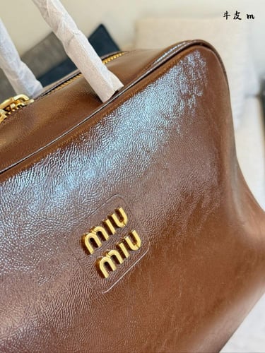 شنطة ميو ميو Beau لماع كانفا 34cm ( متوفرة بعدة ال...