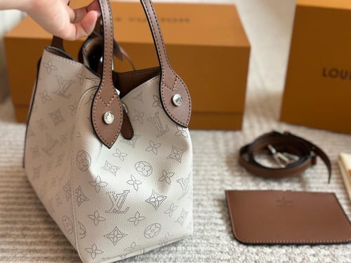 شنطة لويس فيتون Hina (متوفرة بعدة الوان)