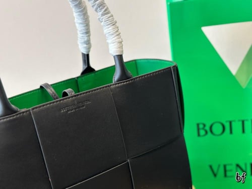 شنطة بوتيقا ( متوفرة بعدة الوان )