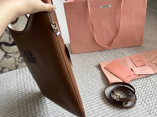 شنطة ميو ميو miu miu tote