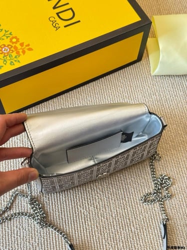 شنطة فندي باقيت Baguette (متوفرة بعدة احجام )