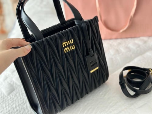 شنطة ميو ميو Matelasse ( متوفرة بعدة الوان )