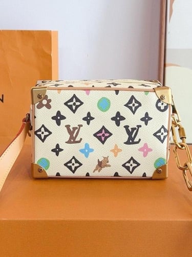 شنطة لويس فيتون ( متوفرة بعدة الوان )