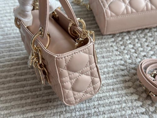 شنطة ليدي ديور Lady Dior (متوفرة بعدة احجام)