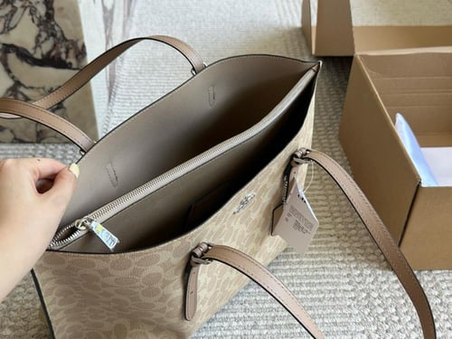 شنطة كوتش tote (متوفرة بلونين)