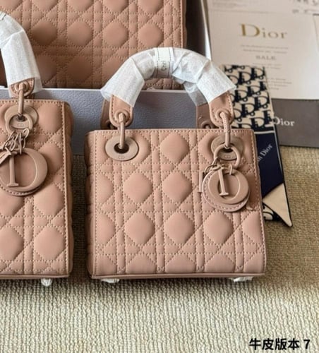 شنطة ليدي ديور Lady Dior (متوفرة بعدة احجام)