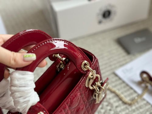 شنطة ليدي ديور لمعه ( باحجام متعدده )