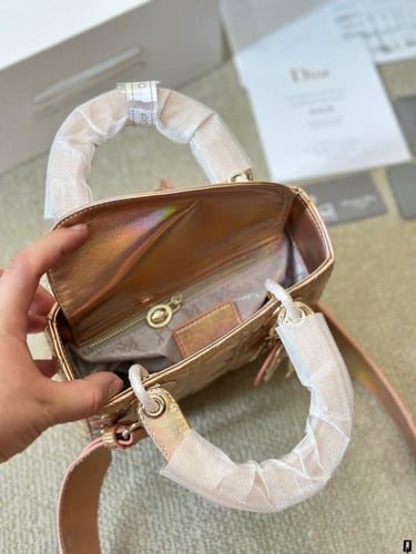 شنطة ليدي ديور Lady Dior (متوفرة بعدة احجام والوان...