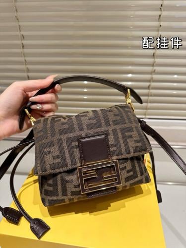 شنطة فندي ميني