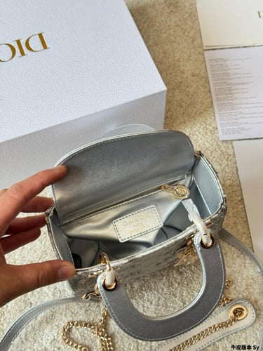 شنطة ليدي ديور 17cm Lady Dior (متوفرة بعدة الوان)