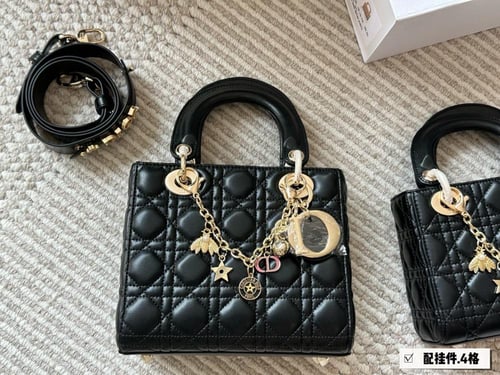 شنطة ليدي ديور Lady Dior (متوفرة بعدة الوان واحجام...