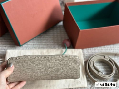 شنطة لورو بيانا ( متوفرة بعدة الوان )