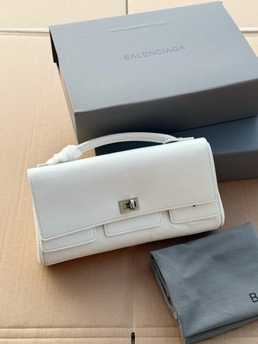 شنطة بالنسياغا Balenciaga Belair (متوفرة بعدة الوا...