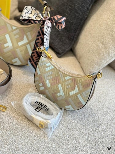 شنطة فندي (متوفرة بعدة احجام )